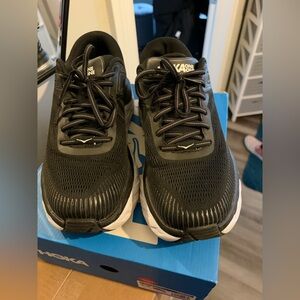 2 pairs of women’s Hokas! Bondi 7’s and Ora Recovery Slide - Size 9